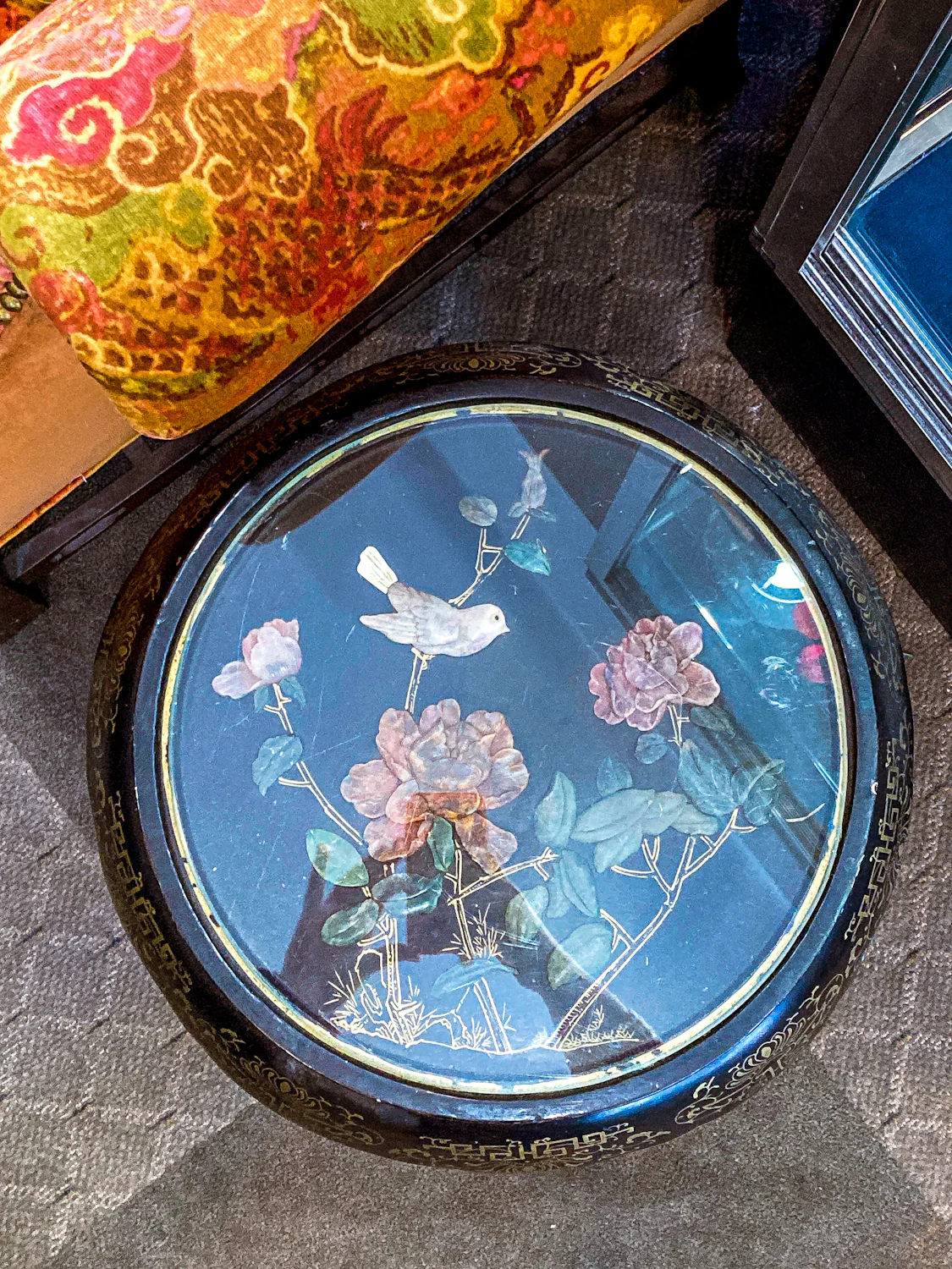 Vintage Applied Stone Roses Bird Gold Detailed Black Lacquer Round Side Table - Image 14