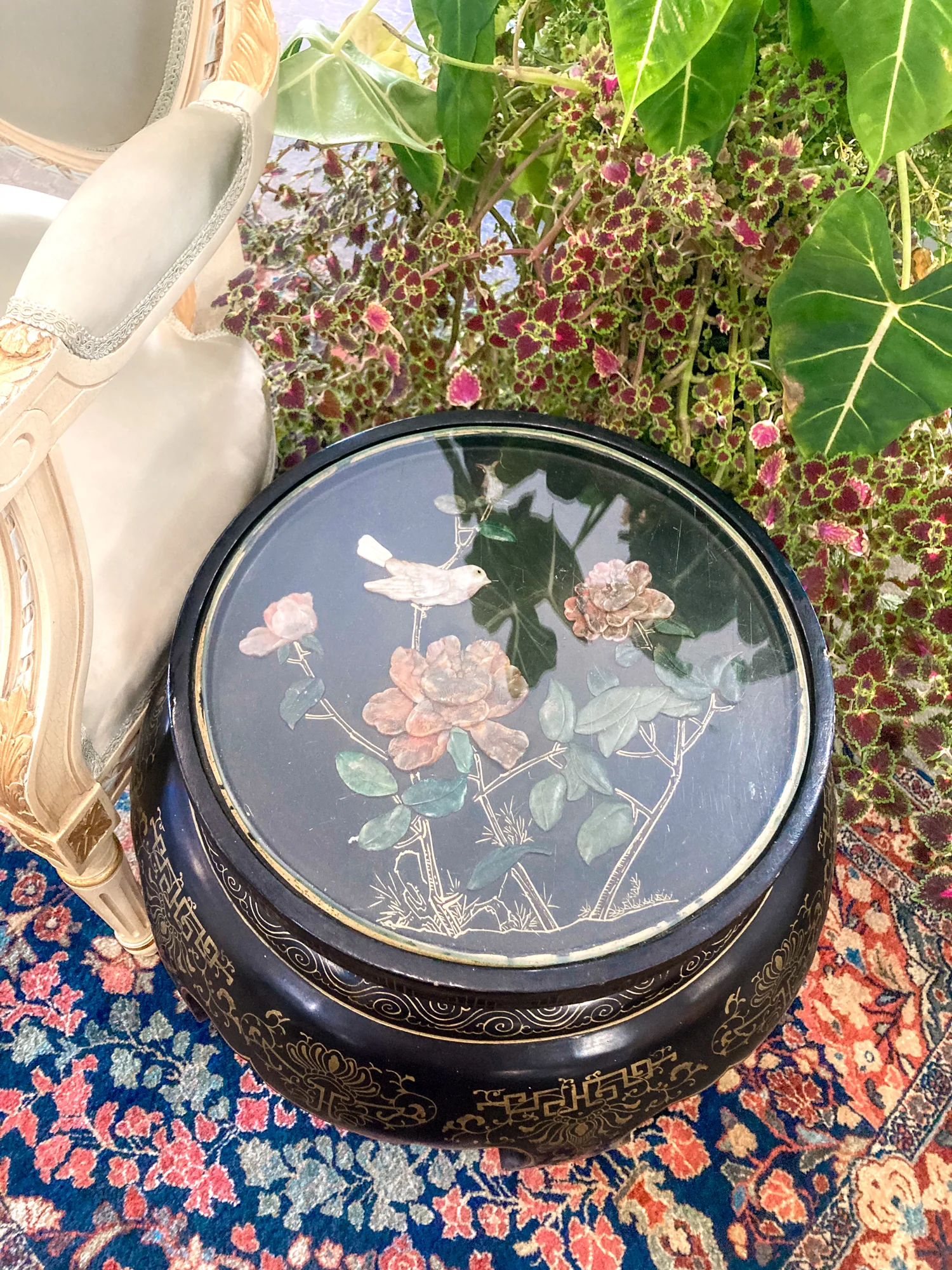 Vintage Applied Stone Roses Bird Gold Detailed Black Lacquer Round Side Table - Image 16