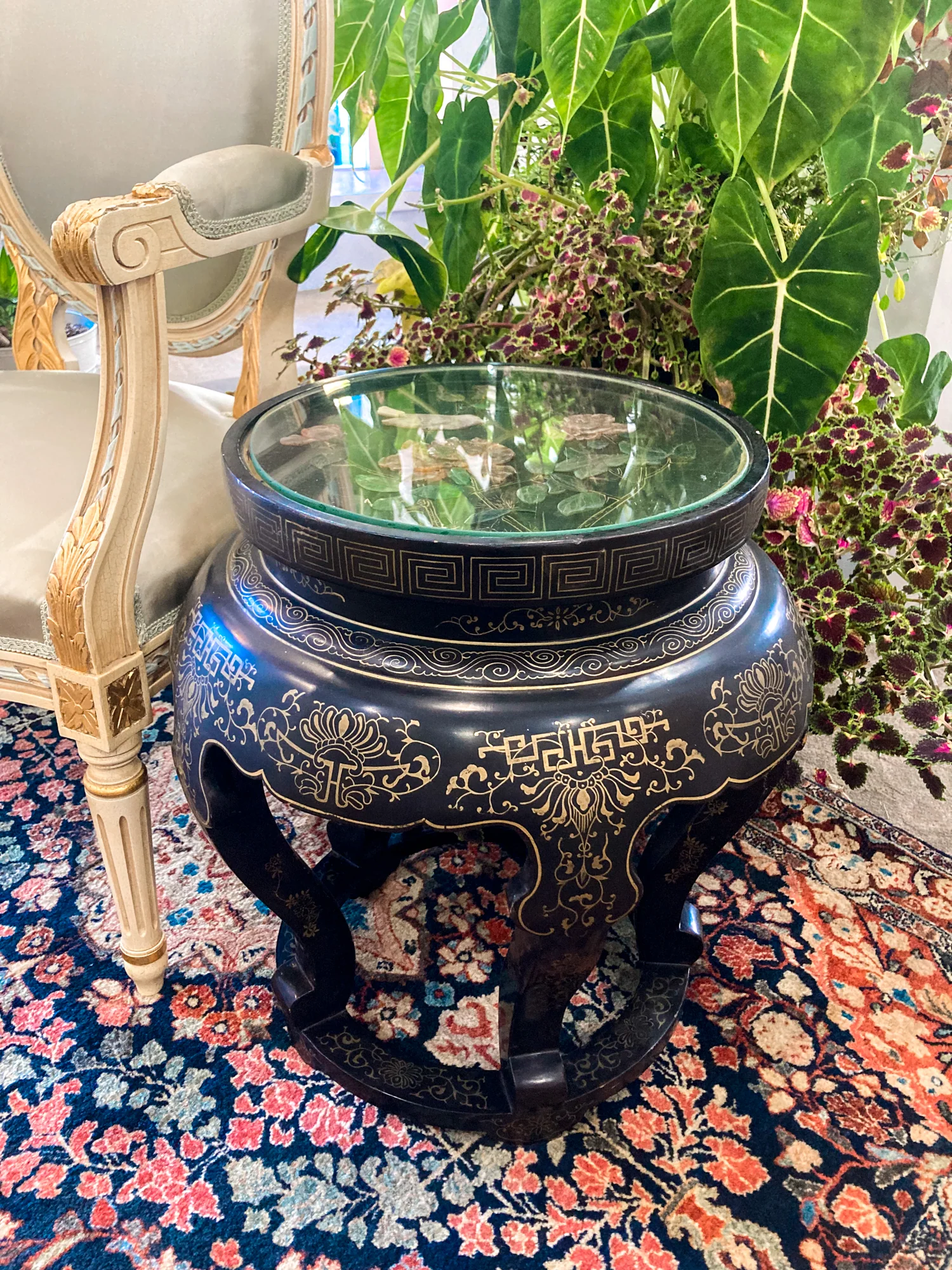 Vintage Applied Stone Roses Bird Gold Detailed Black Lacquer Round Side Table - Image 17