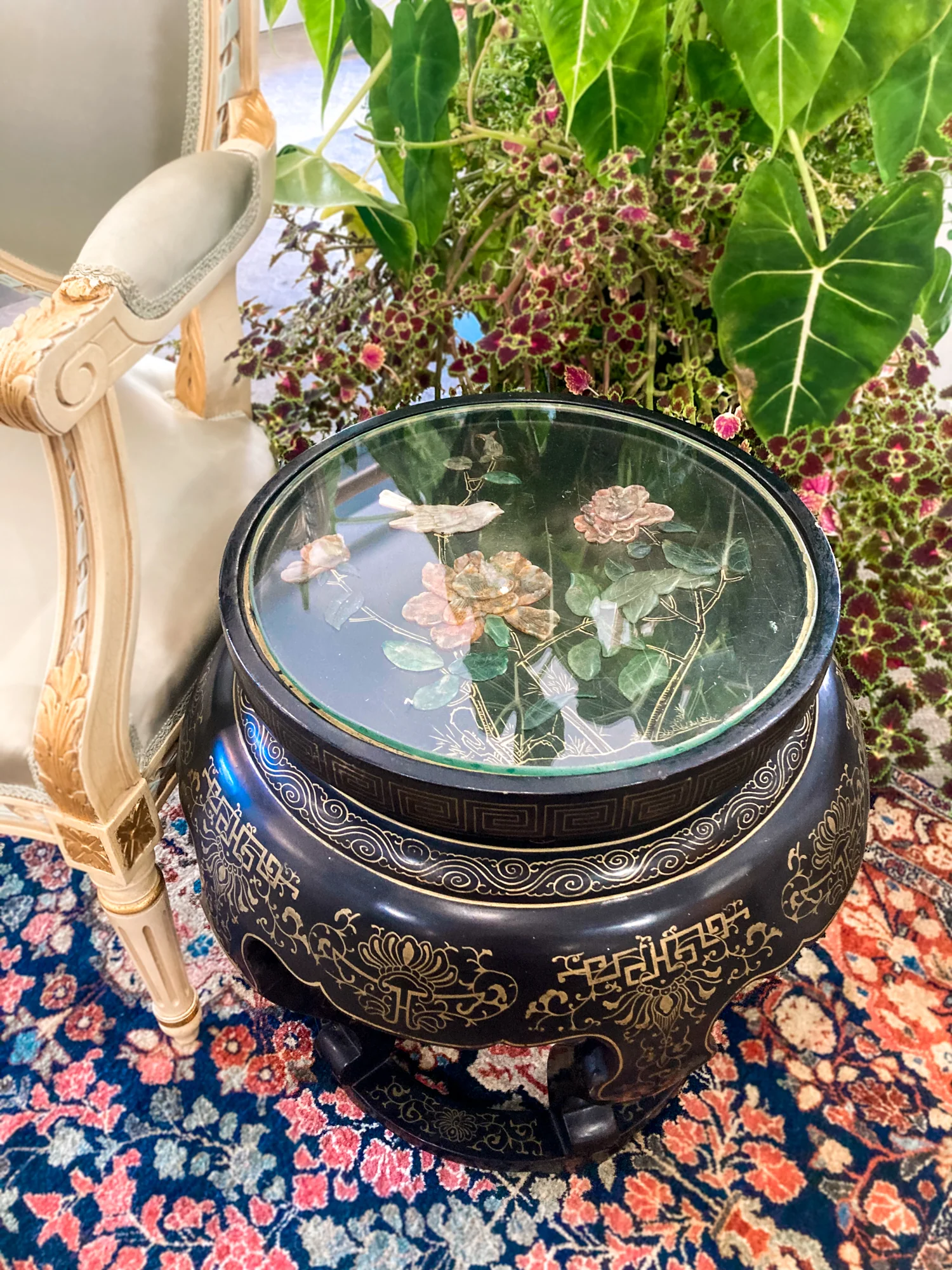 Vintage Applied Stone Roses Bird Gold Detailed Black Lacquer Round Side Table - Image 18