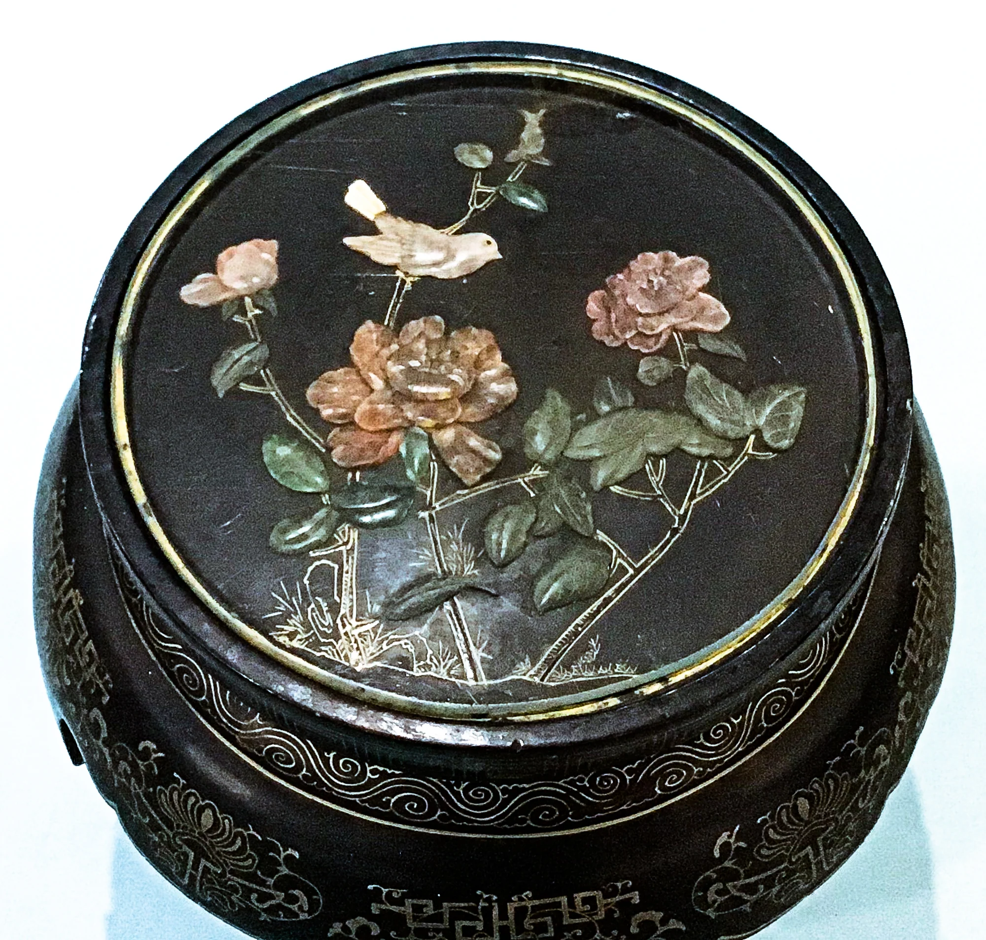 Vintage Applied Stone Roses Bird Gold Detailed Black Lacquer Round Side Table - Image 3