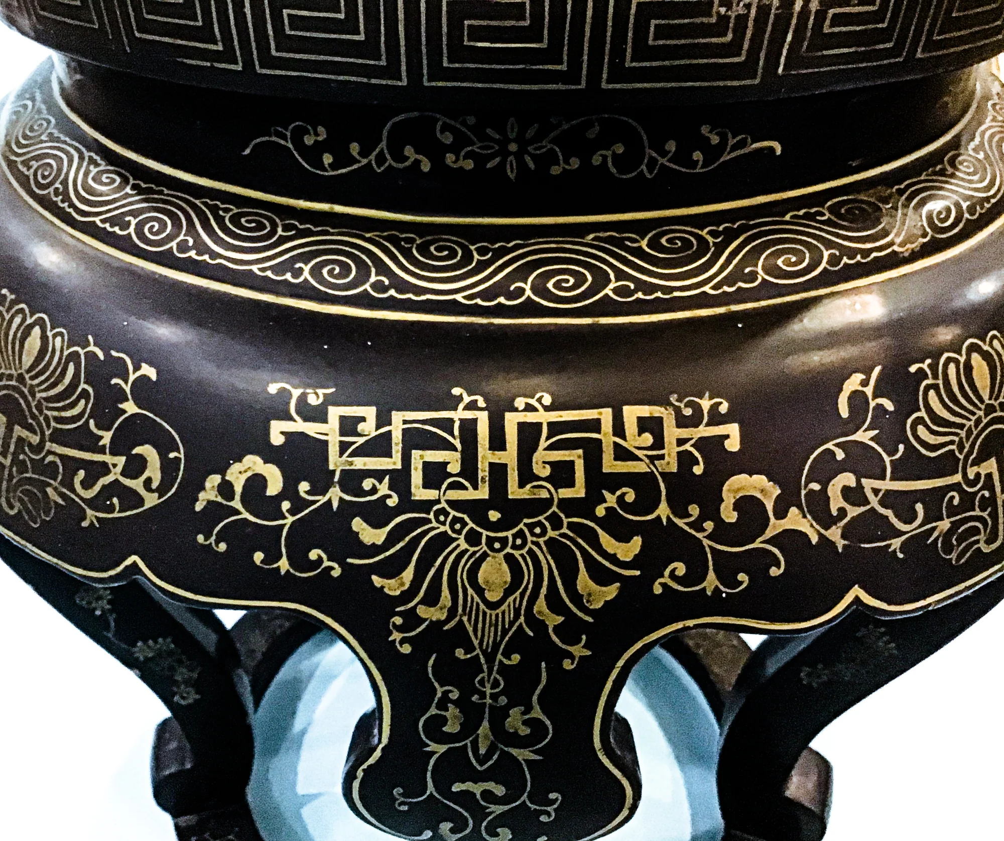 Vintage Applied Stone Roses Bird Gold Detailed Black Lacquer Round Side Table - Image 6