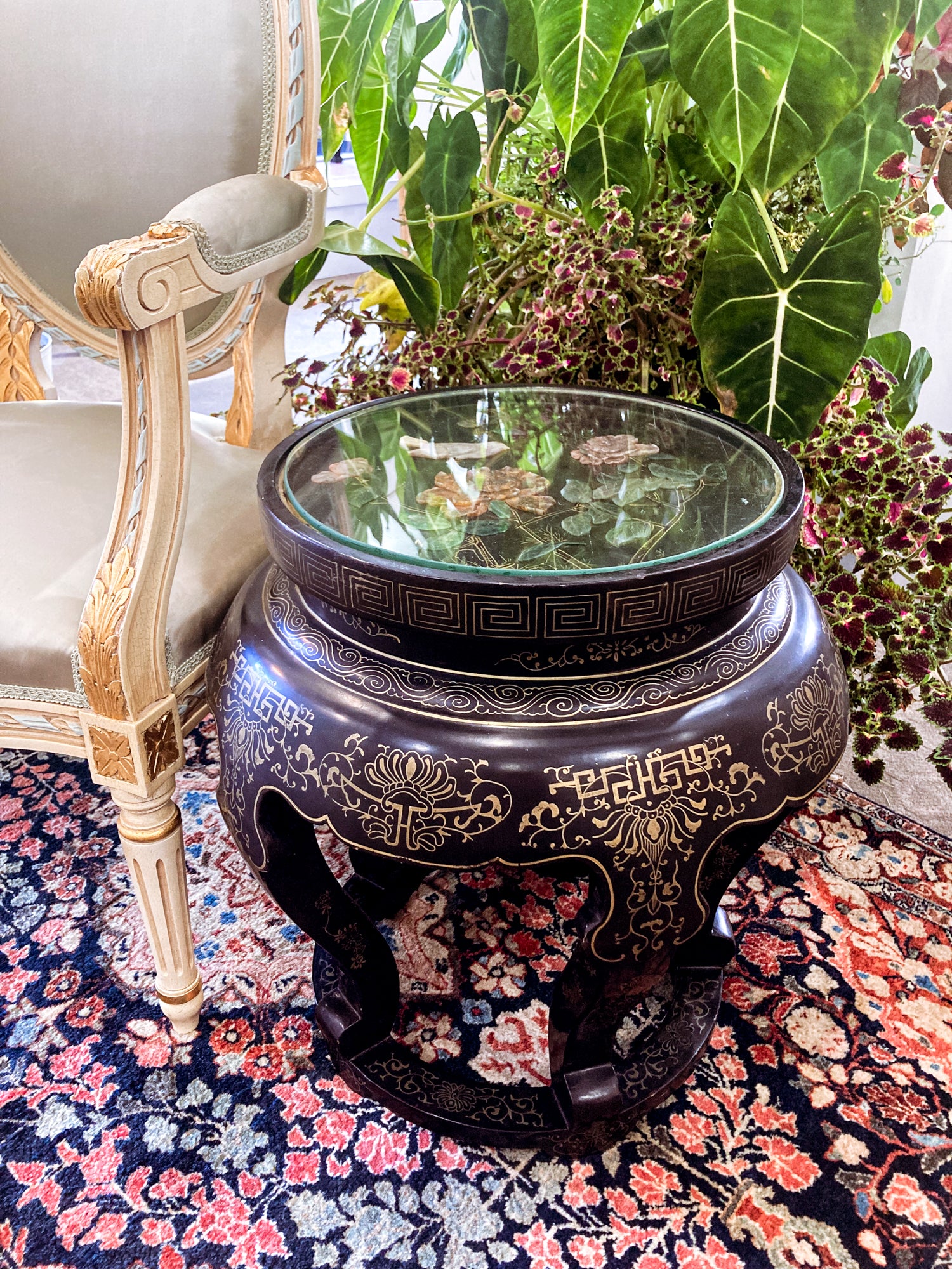 Vintage Applied Stone Roses Bird Gold Detailed Black Lacquer Round Side Table - Image 8