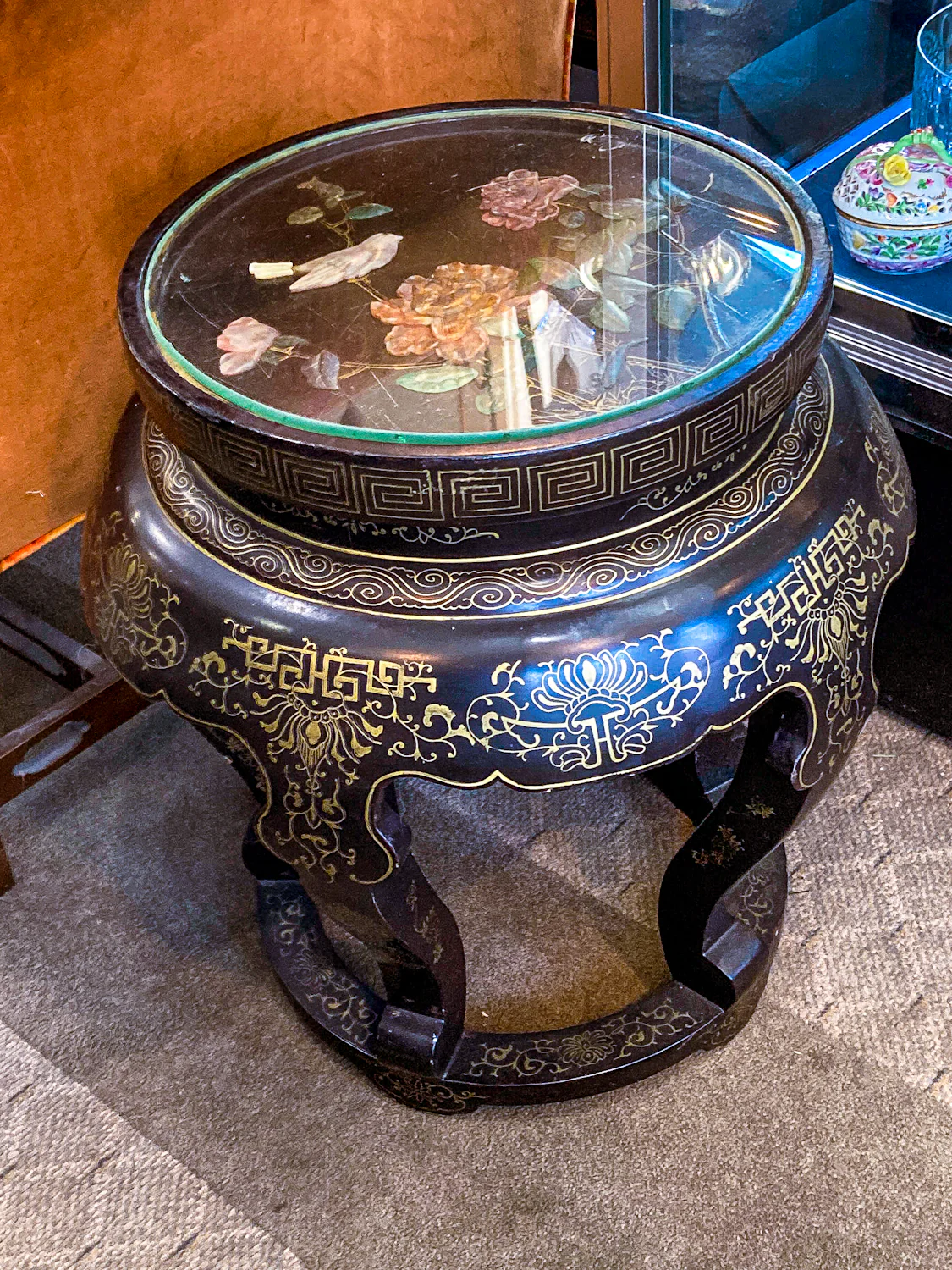 Vintage Applied Stone Roses Bird Gold Detailed Black Lacquer Round Side Table - Image 9