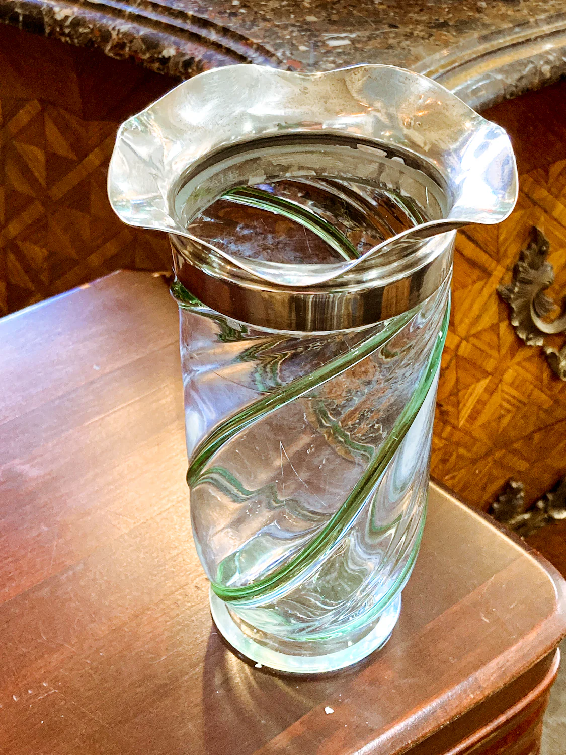 Antique 1908 English Handblown Green Swirl Sterling Silver Ruffle Rim Vase - Image 3