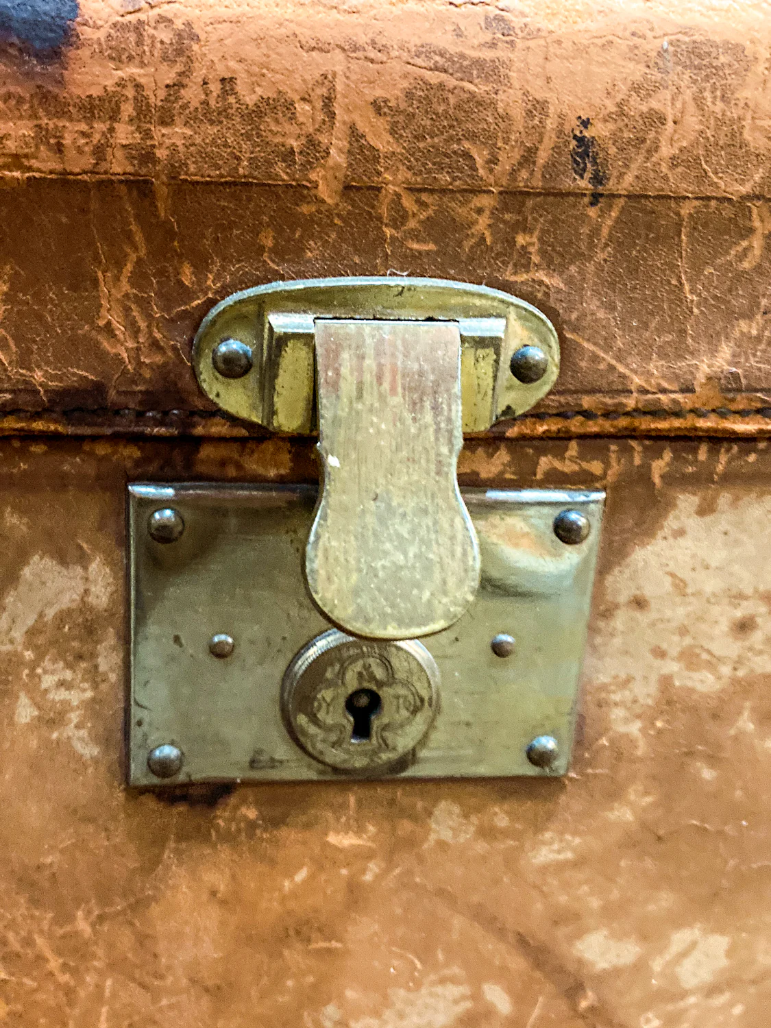 Antique Edwardian Leather Red Lined Carrying Travel Luggage Hat Box - Image 9