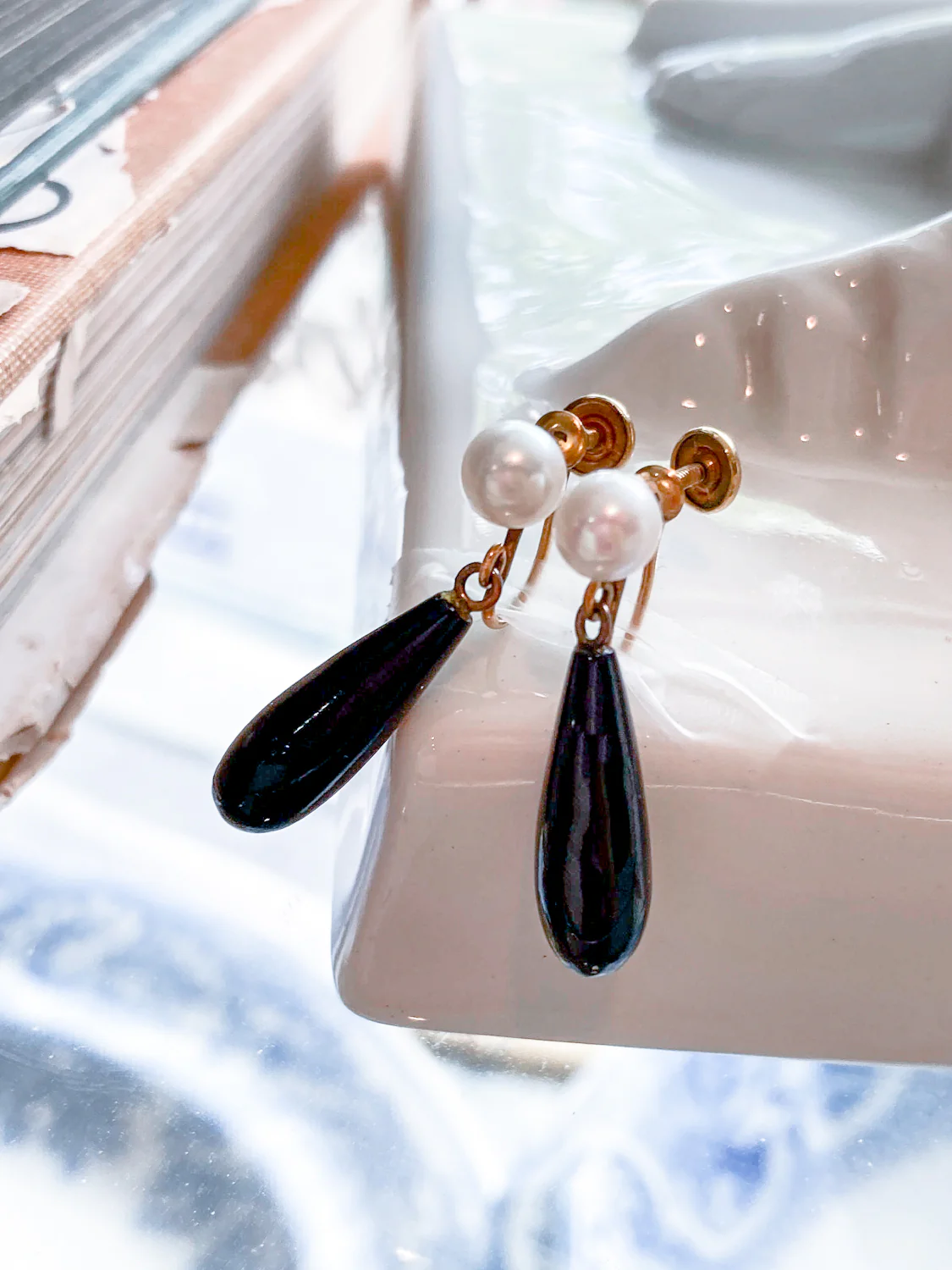Vintage 12K Gold Filled Pearl Black Tear Drop Dangle Screwback Earrings - Image 10