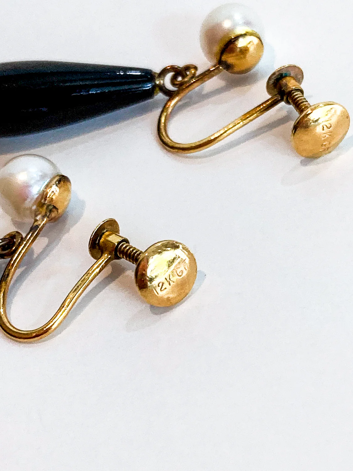 Vintage 12K Gold Filled Pearl Black Tear Drop Dangle Screwback Earrings - Image 14