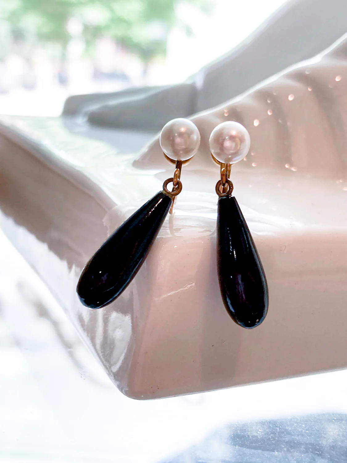 Vintage 12K Gold Filled Pearl Black Tear Drop Dangle Screwback Earrings - Image 17