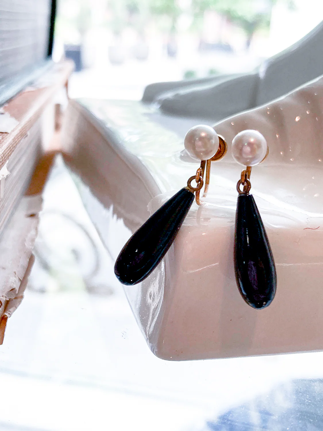 Vintage 12K Gold Filled Pearl Black Tear Drop Dangle Screwback Earrings - Image 8