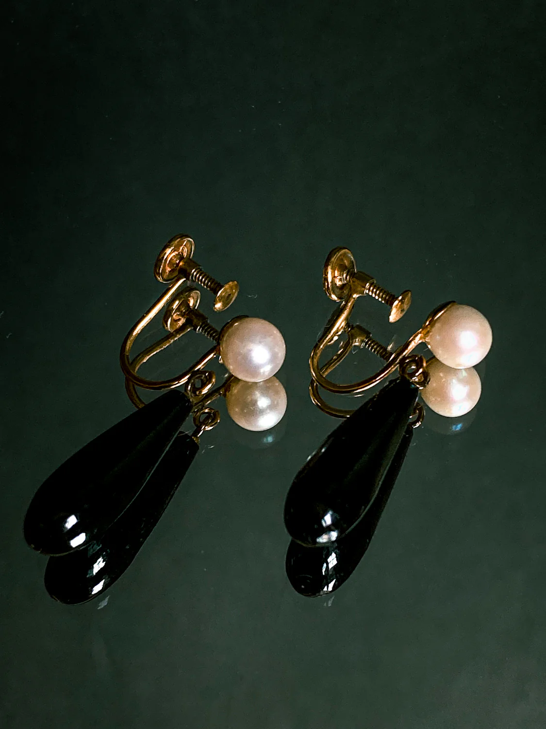 Vintage 12K Gold Filled Pearl Black Tear Drop Dangle Screwback Earrings - Image 9