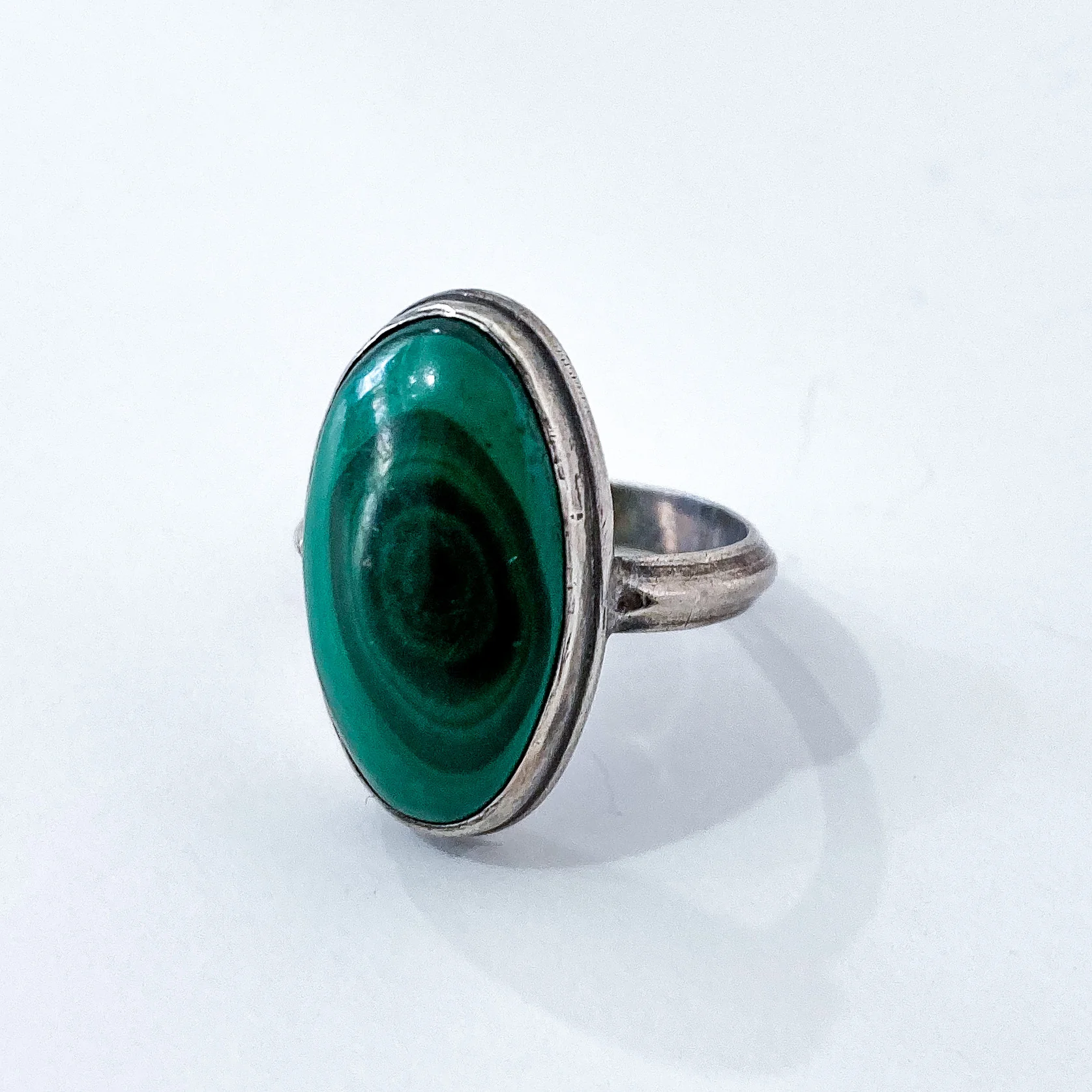 Vintage Domed Oval Swirling Rich Green Malachite Sterling Silver Ring - Image 4