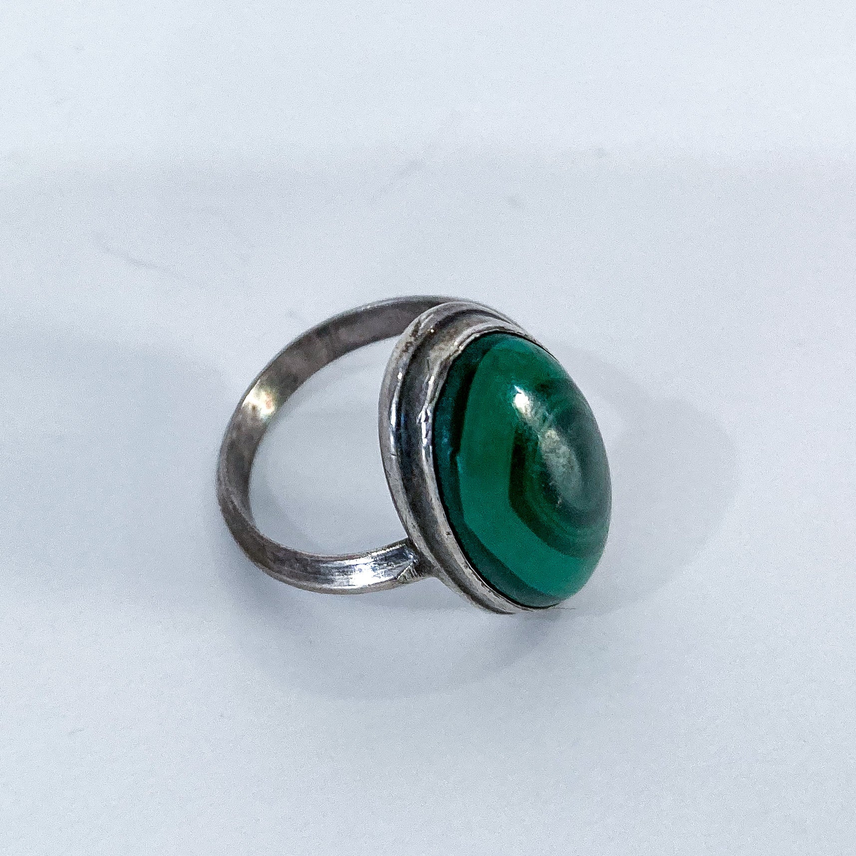 Vintage Domed Oval Swirling Rich Green Malachite Sterling Silver Ring - Image 5