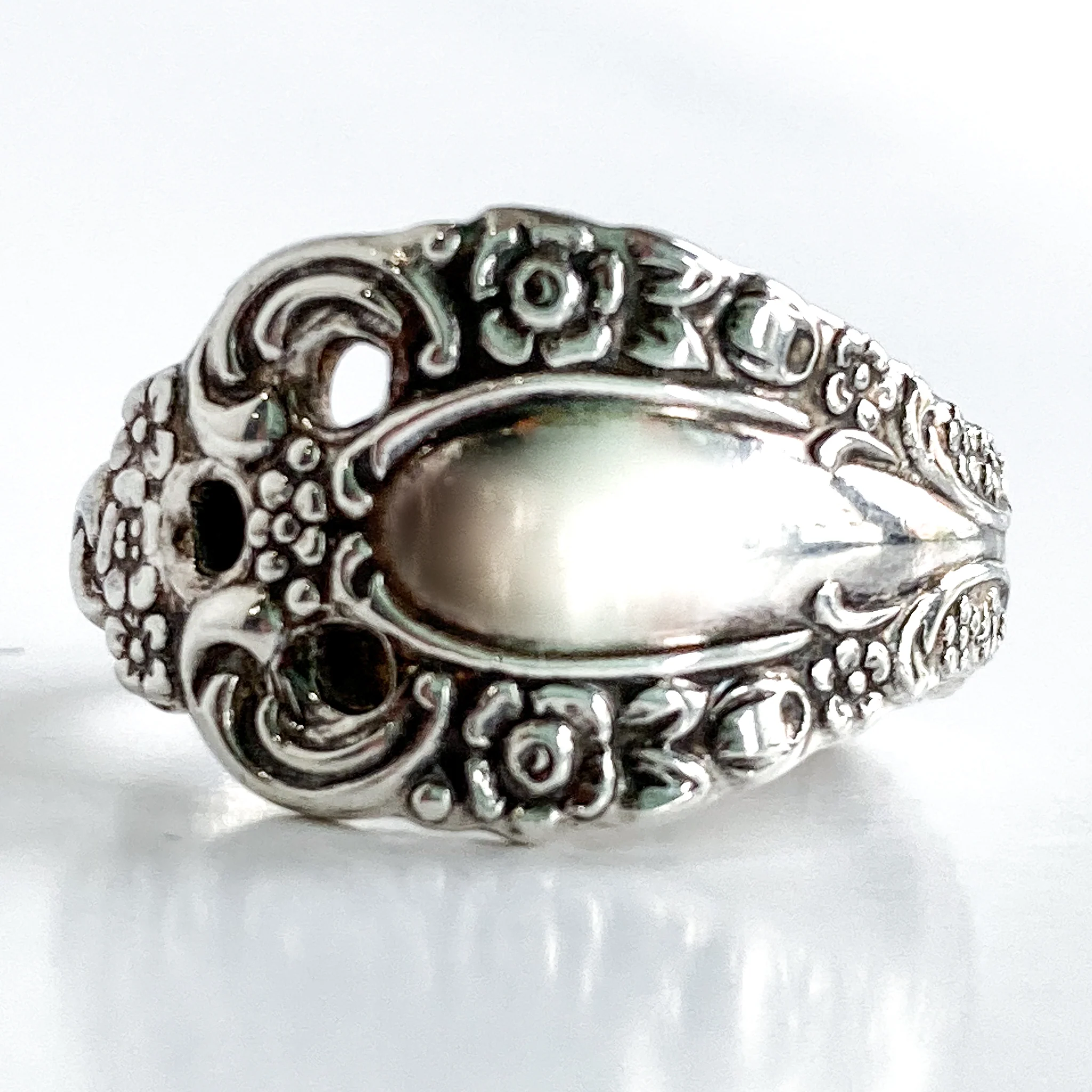 Vintage Recycled Oneida Silver Artsy Floral Repousse Spoon Handle Ring - Image 4