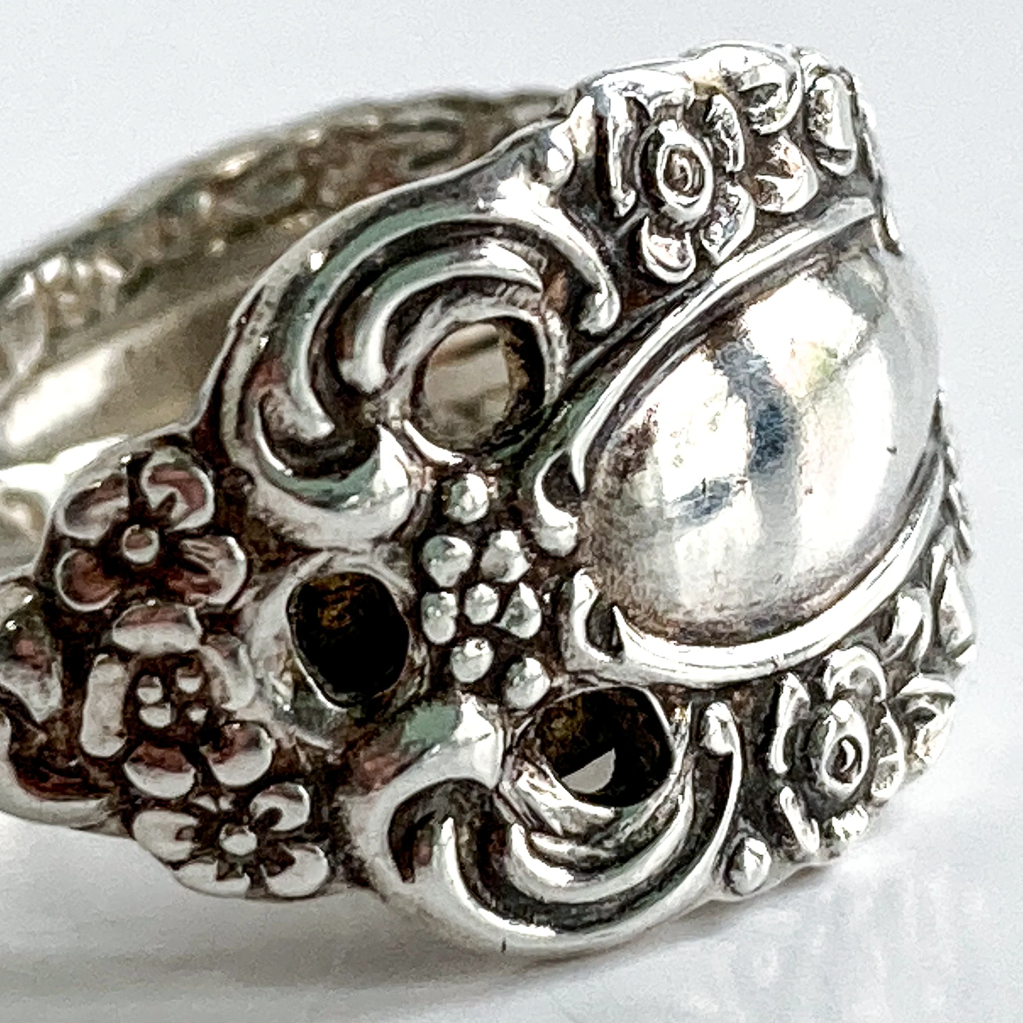 Vintage Recycled Oneida Silver Artsy Floral Repousse Spoon Handle Ring - Image 8