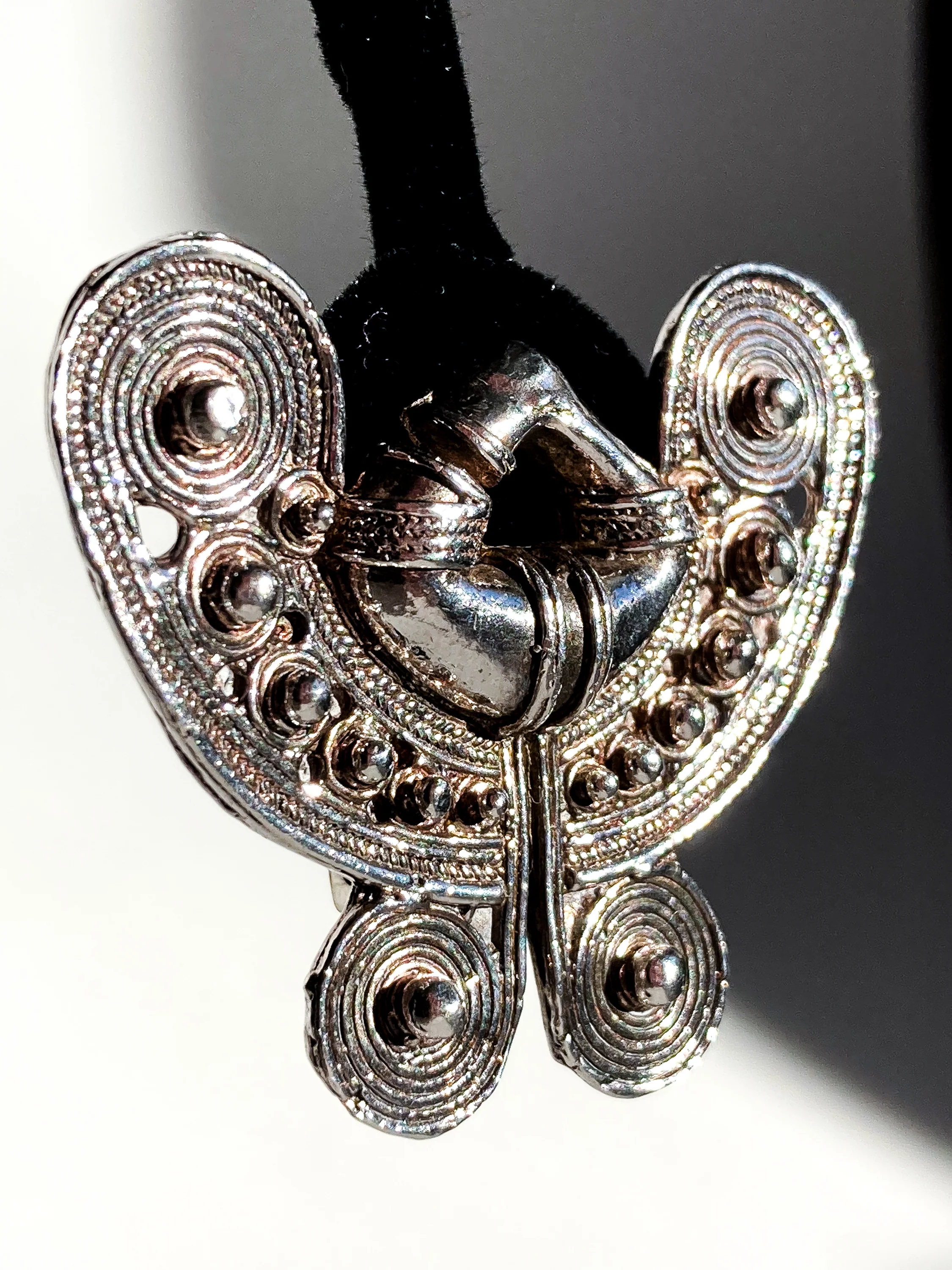 Vintage Pre-Columbian Style Silver Toned Geometric Clip On Earrings - Image 11