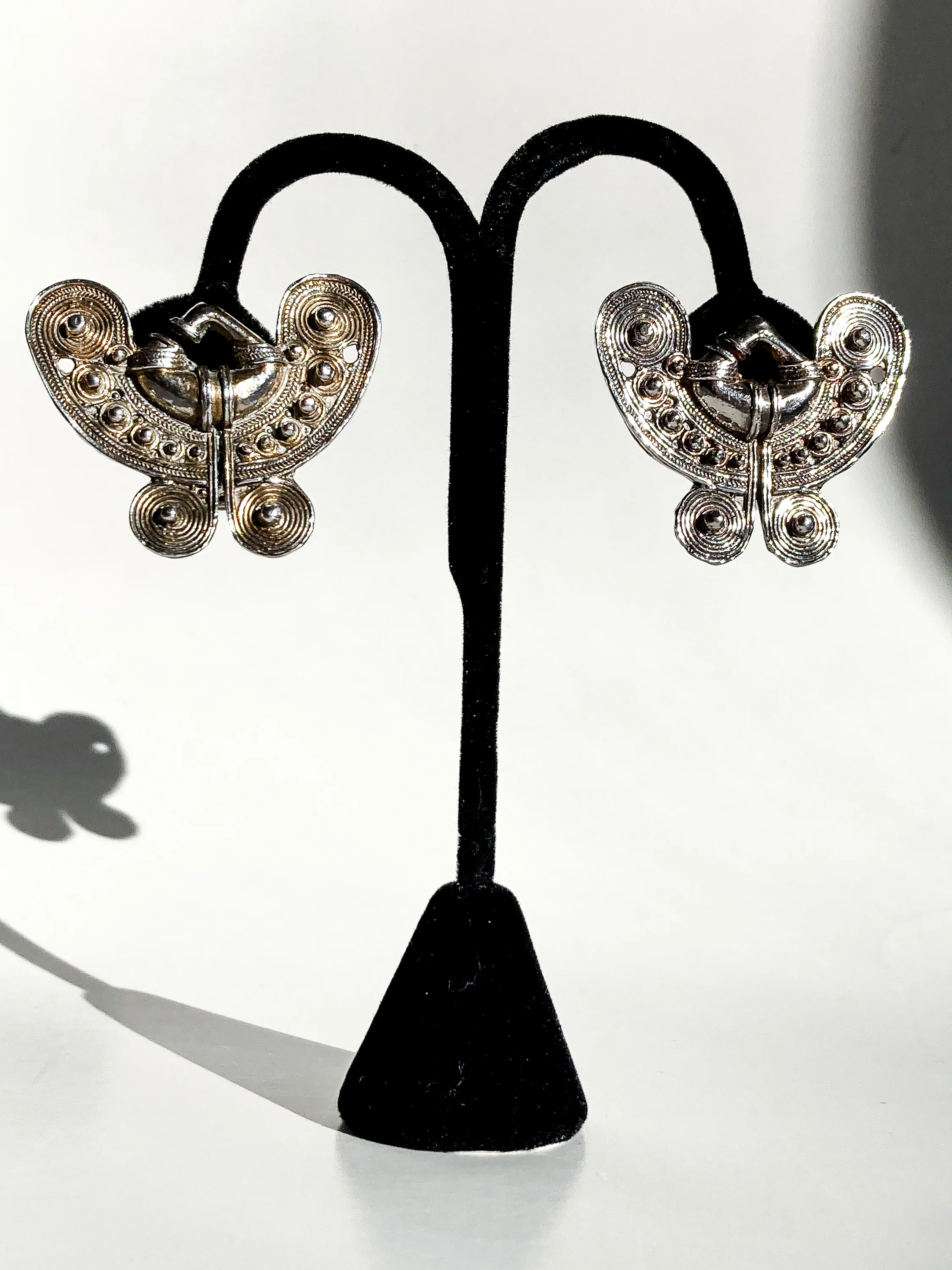 Vintage Pre-Columbian Style Silver Toned Geometric Clip On Earrings - Image 8