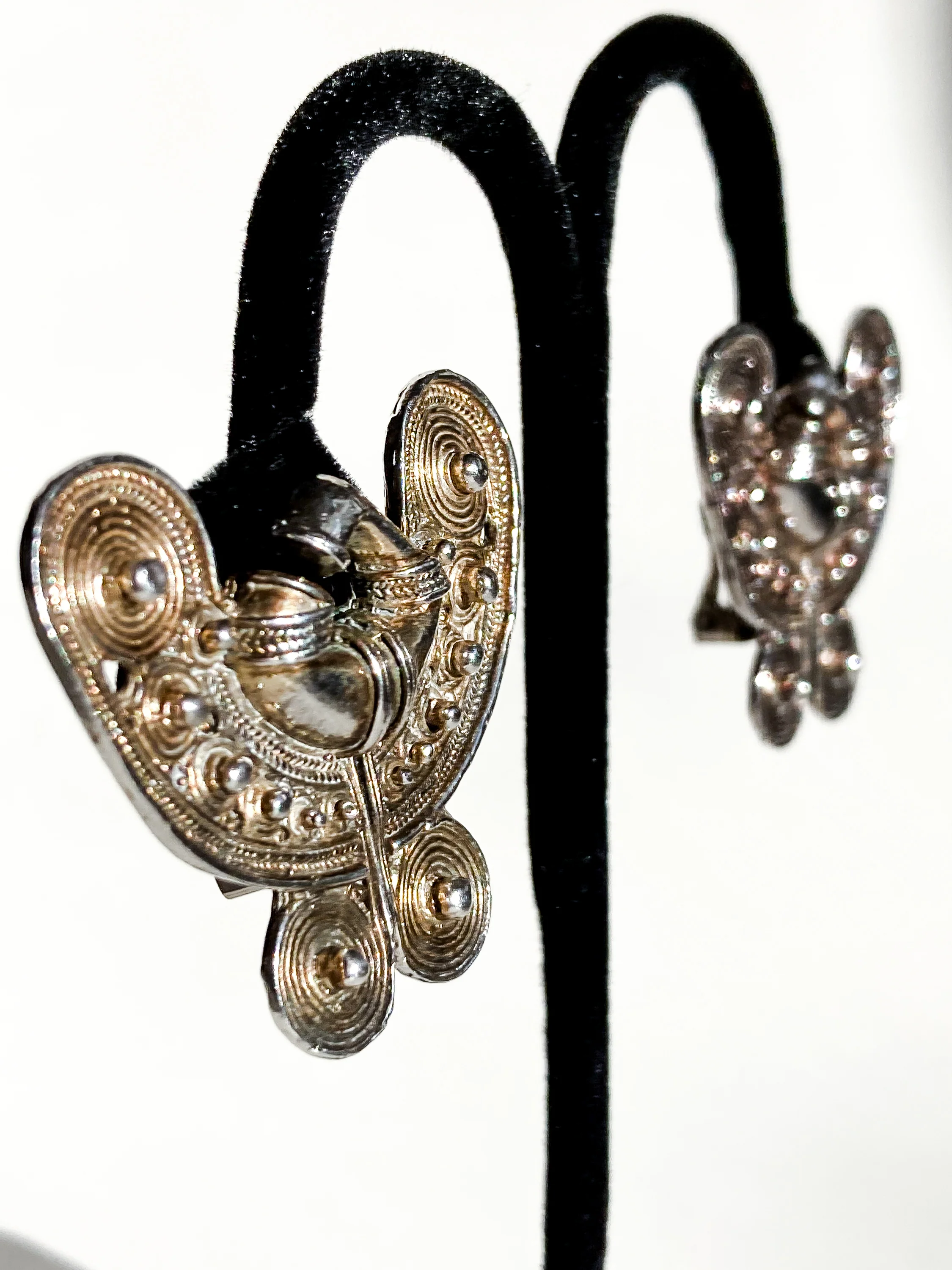 Vintage Pre-Columbian Style Silver Toned Geometric Clip On Earrings - Image 9