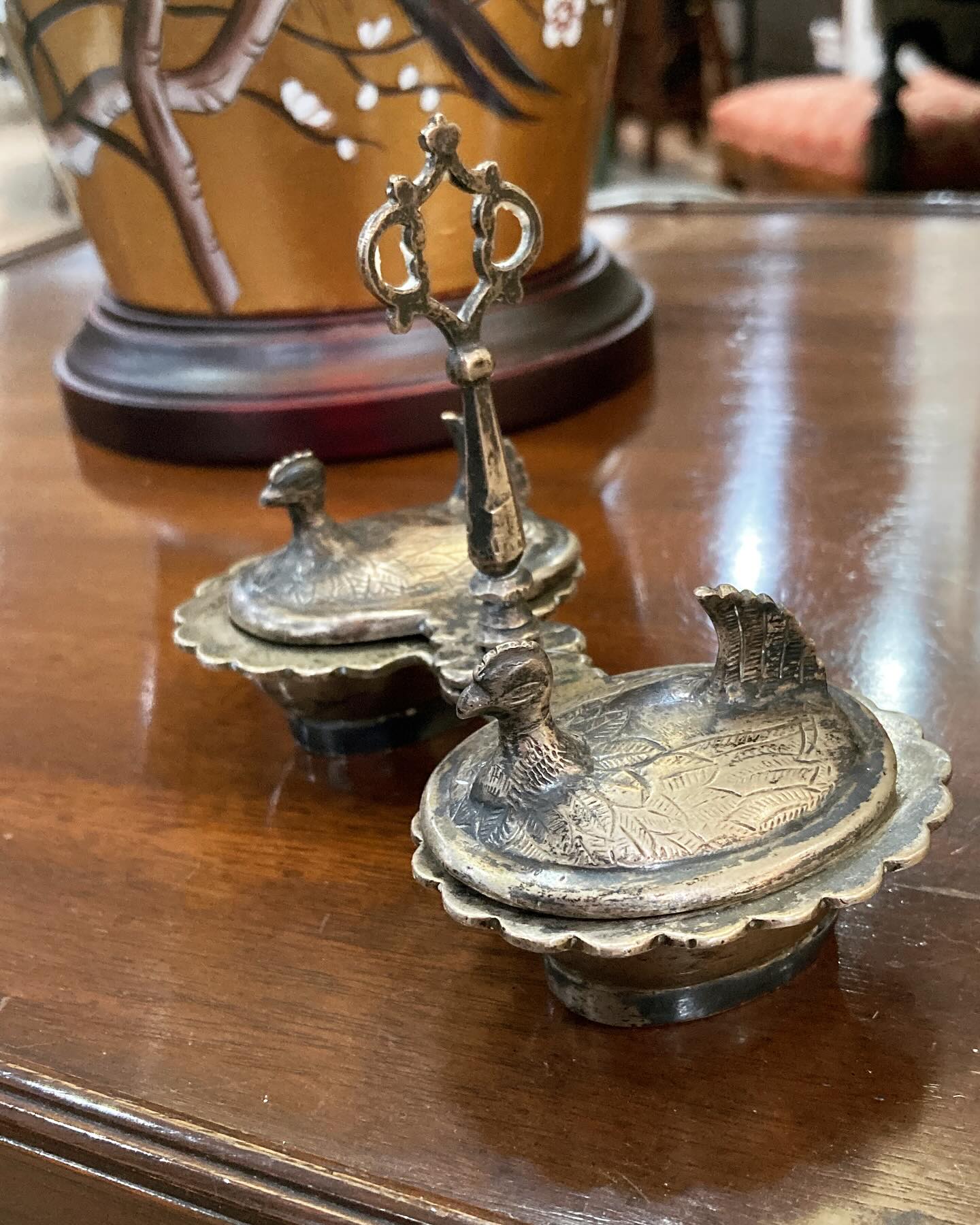 Antique Silvered Miniature Swivel Roosting Hens Table Salt Spice Cellar - Image 10