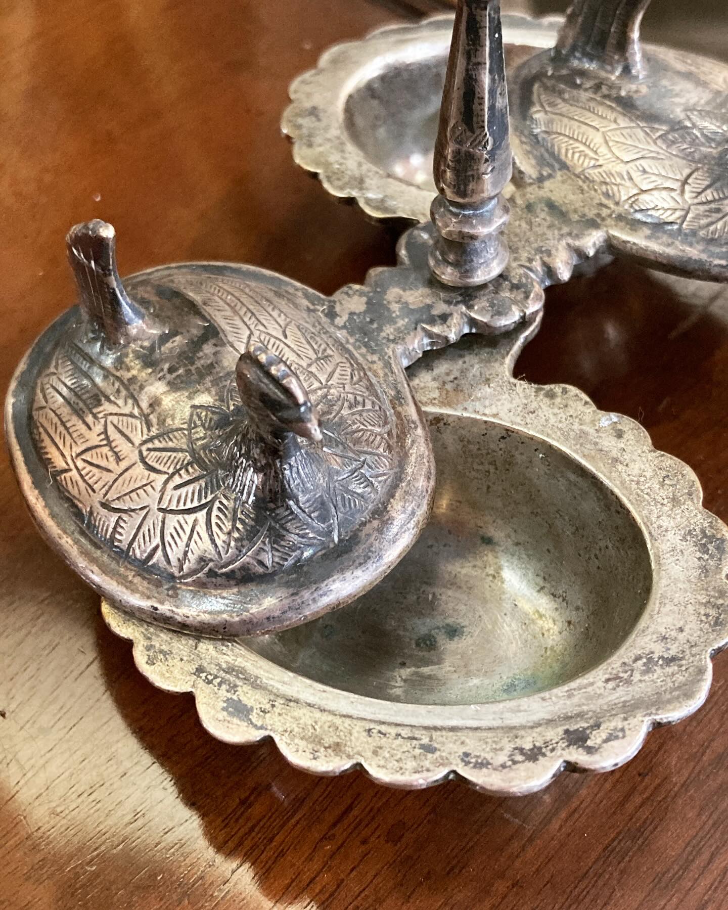 Antique Silvered Miniature Swivel Roosting Hens Table Salt Spice Cellar - Image 7