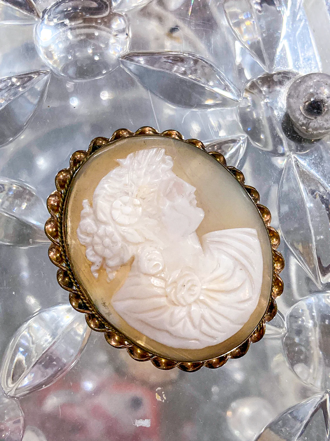 Vintage Twist Oval Gold Toned Italian Shell Carved Cameo Brooch Pin - Image 3