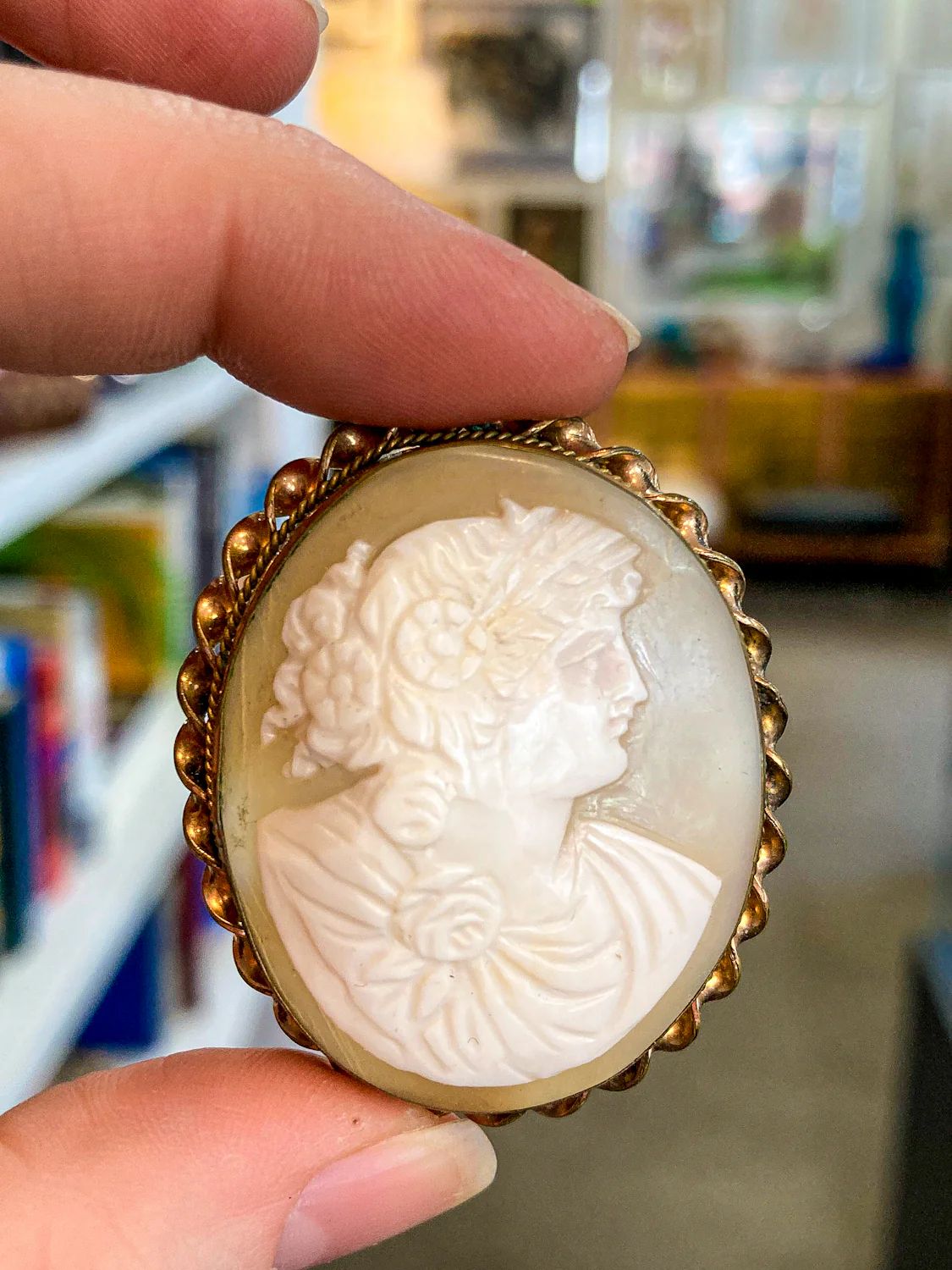 Vintage Twist Oval Gold Toned Italian Shell Carved Cameo Brooch Pin - Image 4