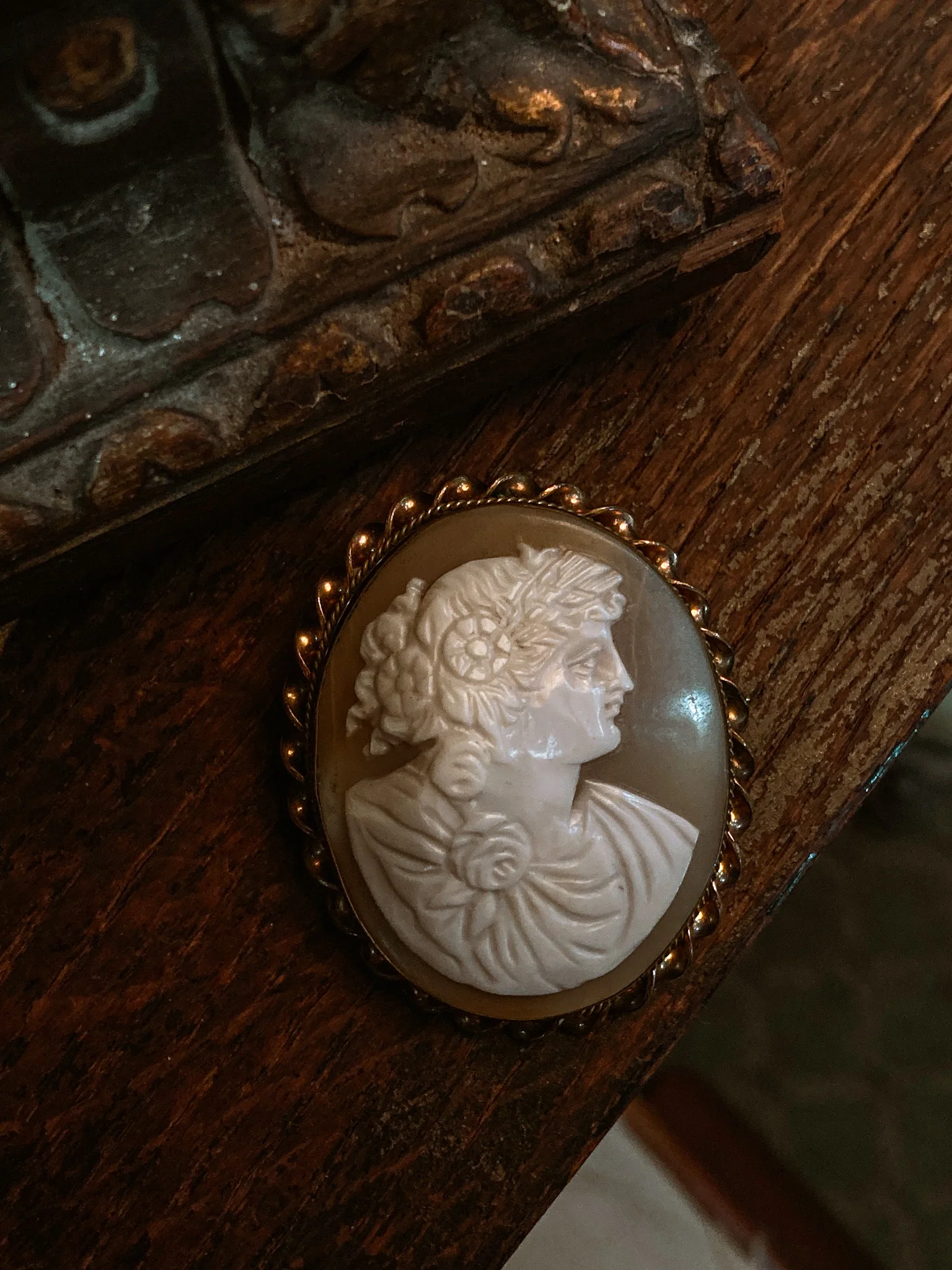 Vintage Twist Oval Gold Toned Italian Shell Carved Cameo Brooch Pin - Image 5